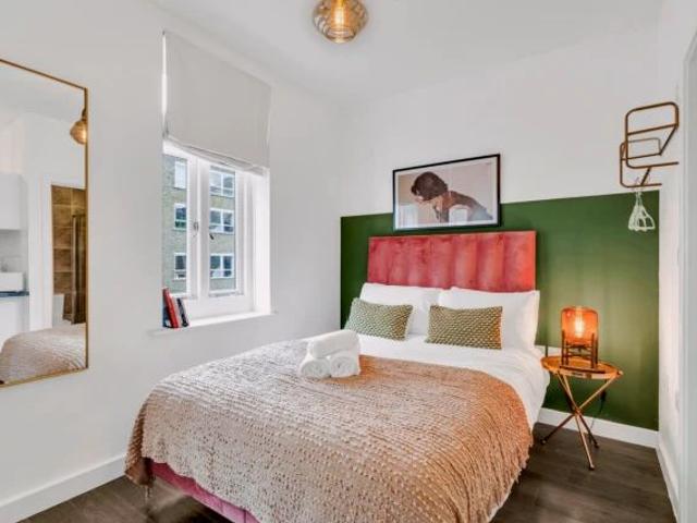 Trendy Studio Getaway: Explore City in Style