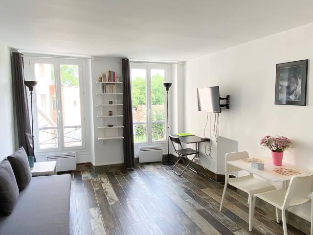 Quiet studio overlooking a tree lined courtyard in the heart of Montparnasse, Paris 14th