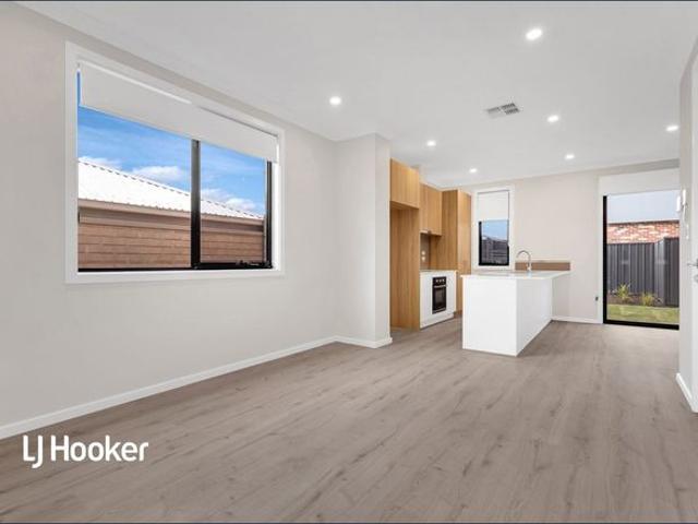 TRENDY TOWNHOUSE! READY TO MOVE IN