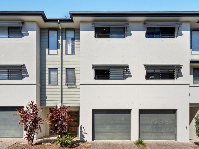 Trendy Tri Level Living Location, Lifestyle & Loads of Space!