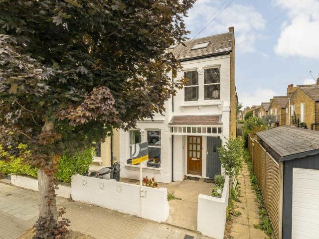 Trentham Street, London SW18 3 bed flat to rent £4,250 pcm £981 pw