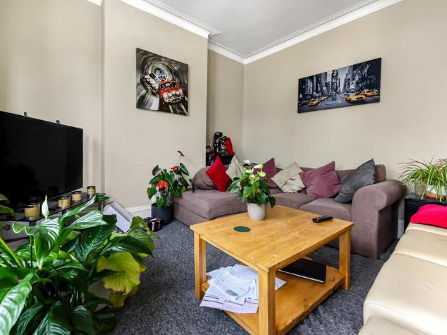 Trentham Street, London SW18 4 bed apartment to rent £3,500 pcm £808 pw