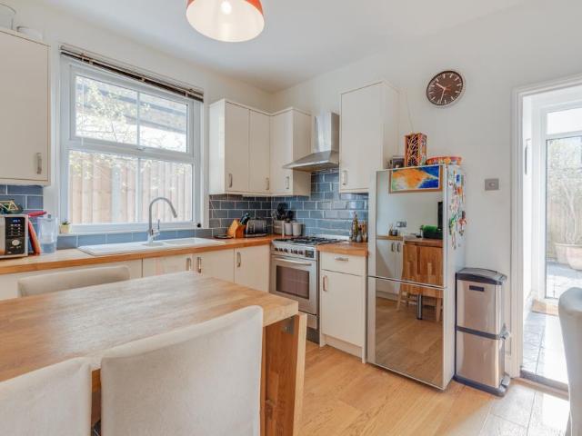 Treport Street, London SW18 2 bed flat to rent £2,396 pcm £553 pw