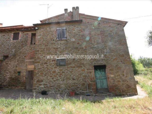 Trequanda vendesi in posizione collinare con vita panoramica. 121m² Trequanda