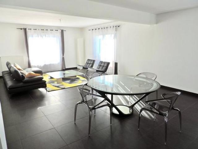 tres beau appartement situe au troisieme etage avec garage exterieur