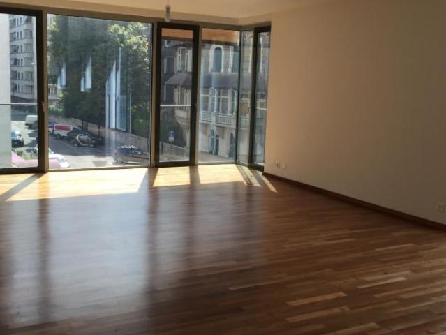 Très beau et spacieux appartement traversant