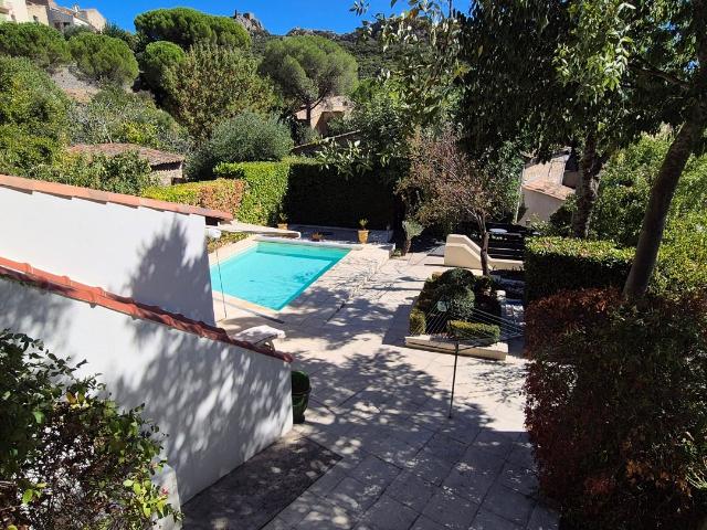 Tres beau hameau au bord d'un lac baignade possible, sans. 88m² Vailhan