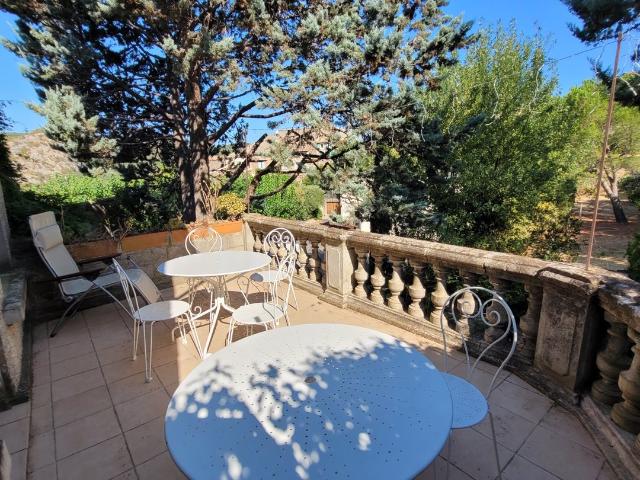 Tres beau hameau au bord d'un lac, sans commerce mais avec u. 170m² Vailhan