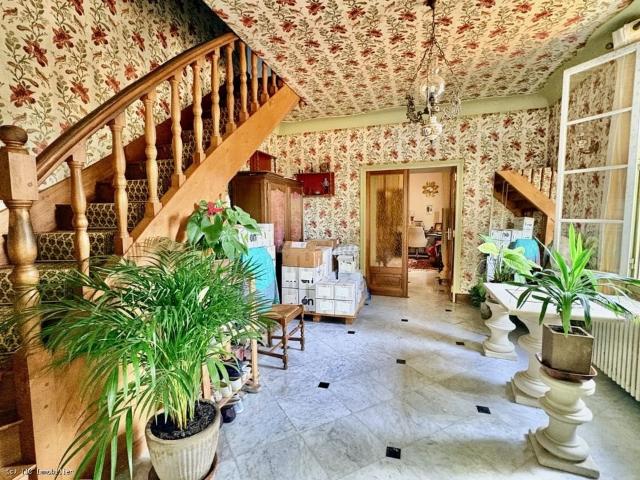 Très Beau Logis avec 6 chambres et Grand Terrain près de 424m² Brettes