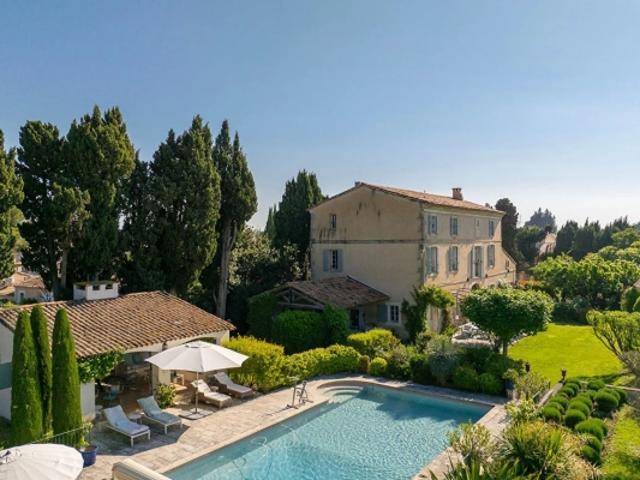 Très beau Mas au coeur d'un village provençal