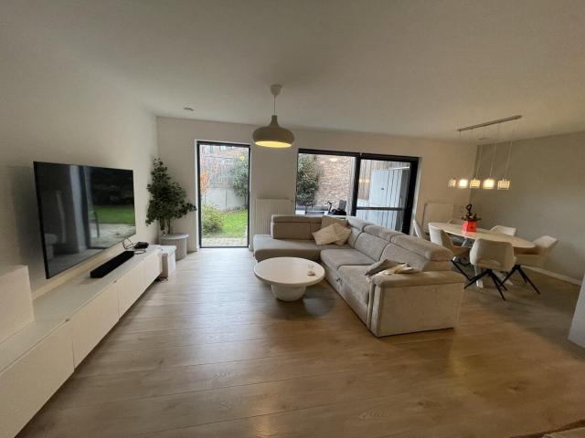 Très beau Rez de chaussé avec terrasse et jardin