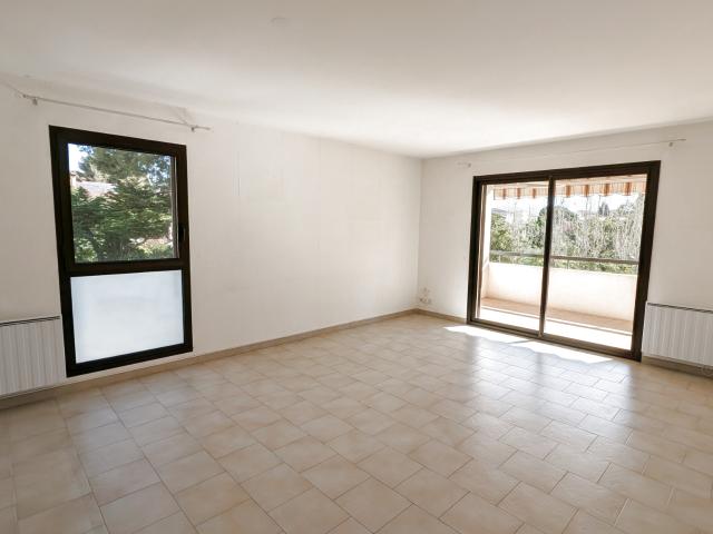 TRES BEAU T2 AVEC TERRASSE ET GARAGE SANARY SUR MER
