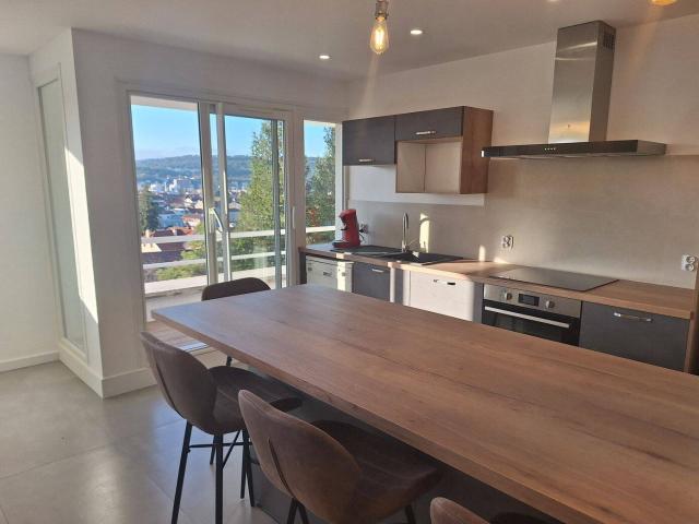 Tres beau t3 meublé 78m2, terrasse balcon parking centre Oyonnax
