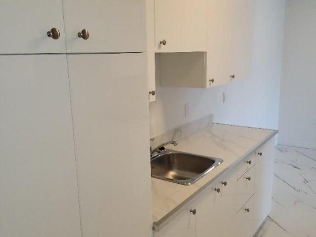 Très Bel Appartement 4 1/2 à Louer Boulevard Des Sources DDO Aussi 3 1/2