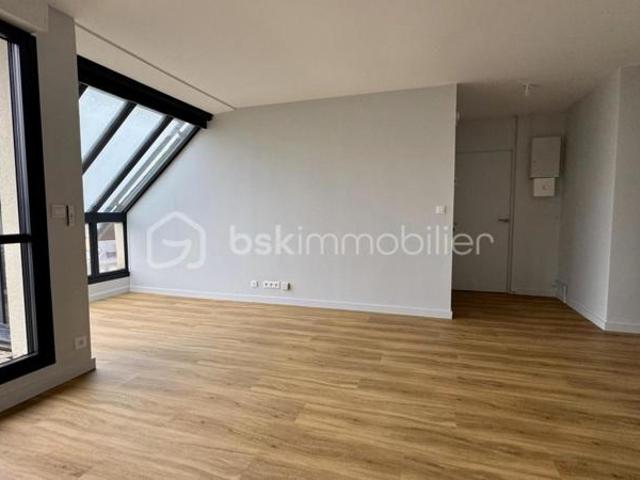 Très bel appartement T4 – 90 m² – Entièrement refait à neuf – Parking privé – PACÉ