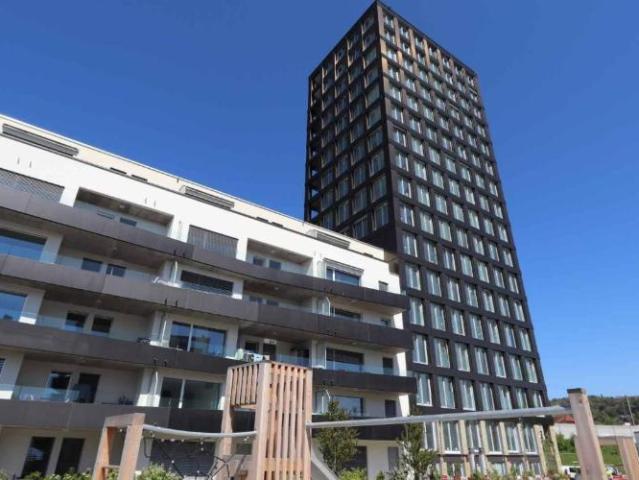 Très bel appartement au 9ème étage avec vue sur le lac de Neuchâtel et le Jura