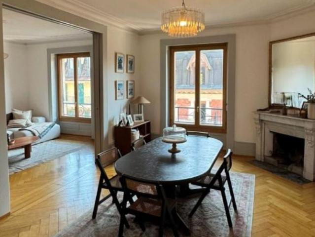 Très bel appartement de 4.5 pièces traversant d'environ 95 m2, jouissant du cachet de l'ancien parquets anciens et moulures au plafond, situé au 5ème étage