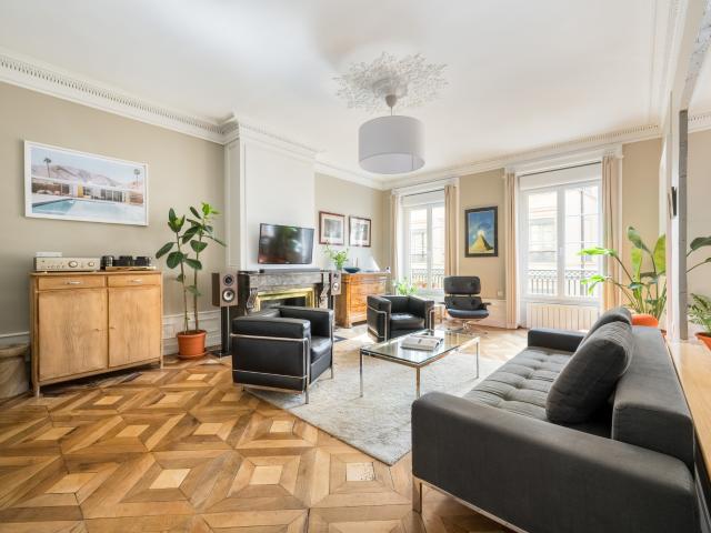 Très bel appartement de 105m2 entièrement rénové au pied de la place Bellecour
