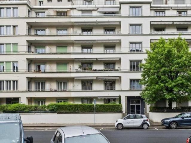 Très bel appartement de style ancien au rez avec terrasse