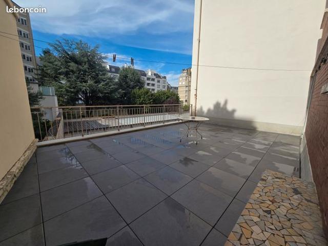 Tres bel appartement familial avec terrasse, cave et double boxe