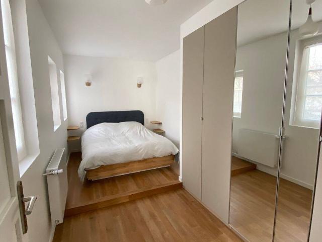 Très bel appartement meublé 2 pièces de 48m2 situé au rez de chaussée d’une maison ancienne, avec terrasse et jardin privatifs de 50 m2 environ