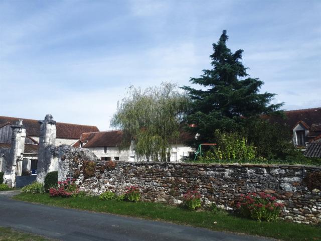 Très bel ensemble de corps de ferme rénové avec maison mansa. 241m² Dangé Saint Romain
