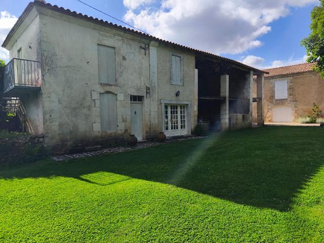 Très bel ensemble en pierre, maison d'habitation, gîte indépendant, granges, dépendances, piscine, parc clôt arboré