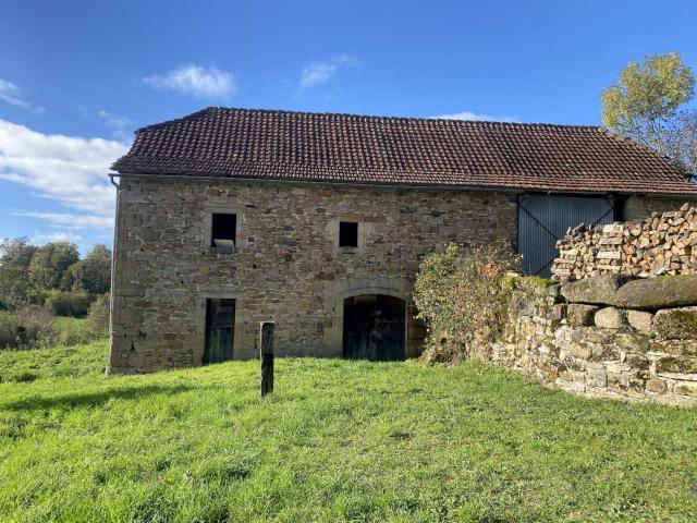 Très bel ensemble en Ségala: grange, séchoir et hangar, sur. 200m² Le Bouyssou