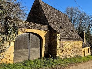Très bel ensemble périgourdin aux toitures de lauzes a restaurer