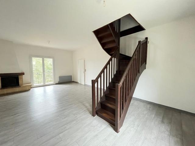 Très bel F4 duplex 135m2 avec BALCON, PARKING et CAVE