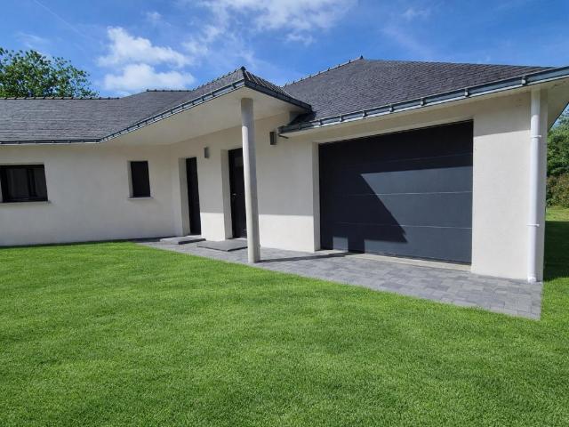 TRES BELLE MAISON CONTEMPORAINE DE PLAIN PIED de 112 m2 réalisée en 2018 dans le Finistère en limite du Morbihan 2 min de Spézet, 10 min de Gourin 10 min de Châteauneuf du Faou