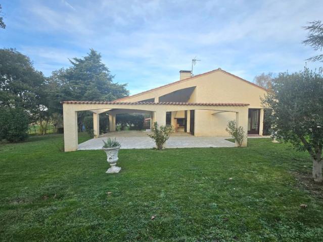 TRES BELLE MAISON CONTEMPORAINE DE PLAIN PIED SUR SOUS SOL COMPLET