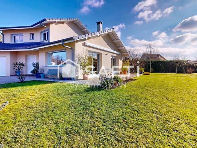 Tres belle maison d'architecte, de qualite, extrêmement bien entretenue et au calme