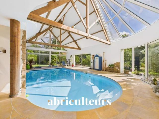 Très belle maison de 258m2 bien entretenue 4 chambres Piscine intérieure Domaine privé du Haut Bissin Garage Terrain de 1800m2