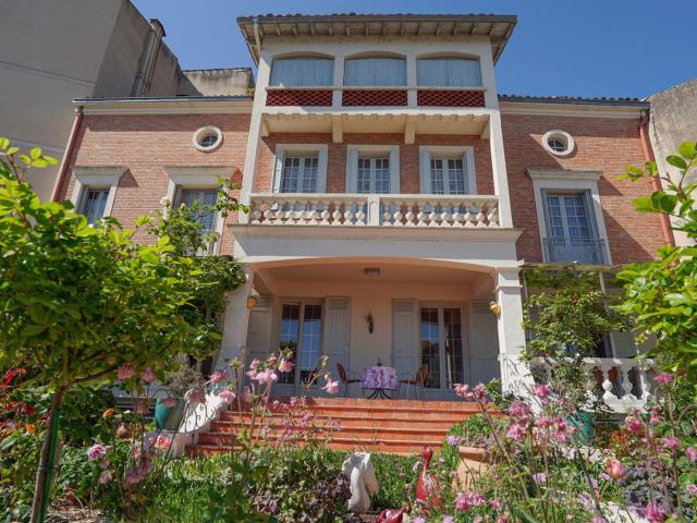 Très belle maison de ville entièrement restaurée d'env 310 m. 311m² Moissac