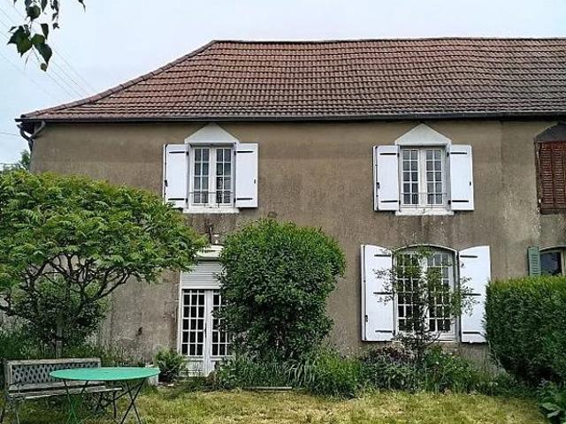 TRÈS BELLE MAISON DE CARACTÈRE DANS VILLAGE MÉDIÉVAL