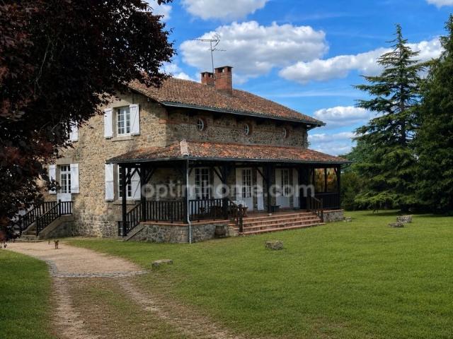 Très Belle maison de caractère dans parc de 26900 m2 231m² Chabanais