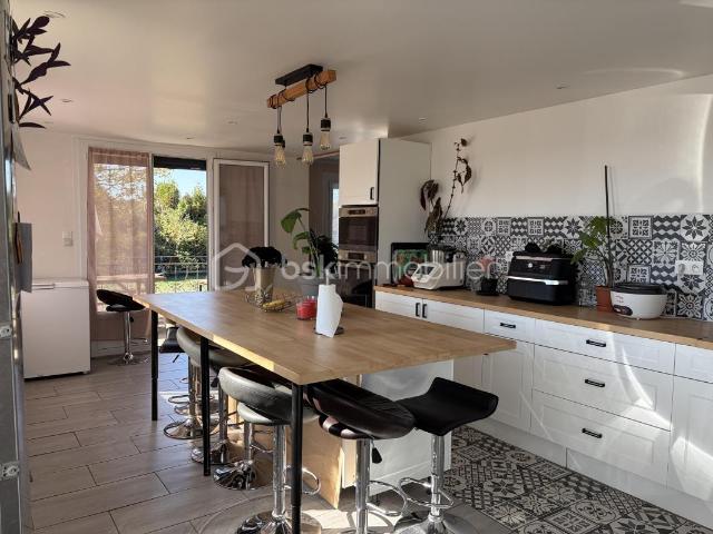 Très belle maison des années 1970 sur sous sol total, composée de ses 8 chambres + son T3 indépendant !