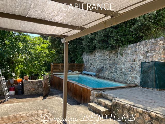 Très Belle Maison en pierres dominant la Vallée de l'Eyrieux avec une vue splendide. 3 chambres, un grand séjour et une piscine