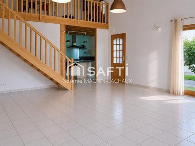 Très belle maison familiale de plain pied avec piscine et double garage, idéale pour profiter d'un cadre de vie confortable et convivial