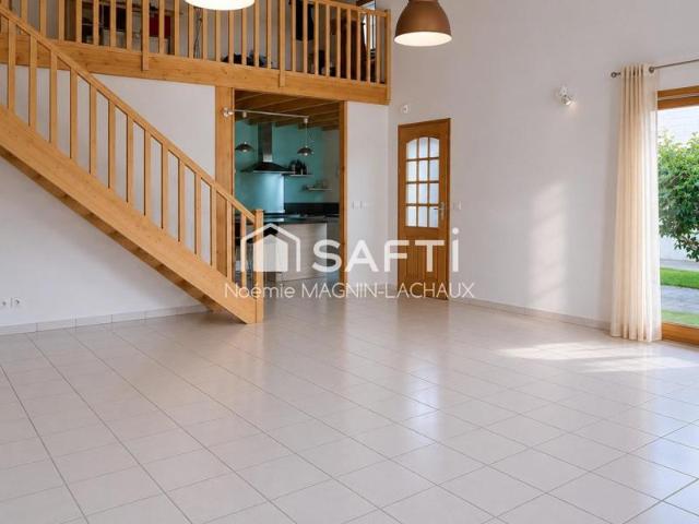 Très belle maison familiale de plain pied avec piscine et double garage, idéale pour profiter d'un cadre de vie confortable et convivial