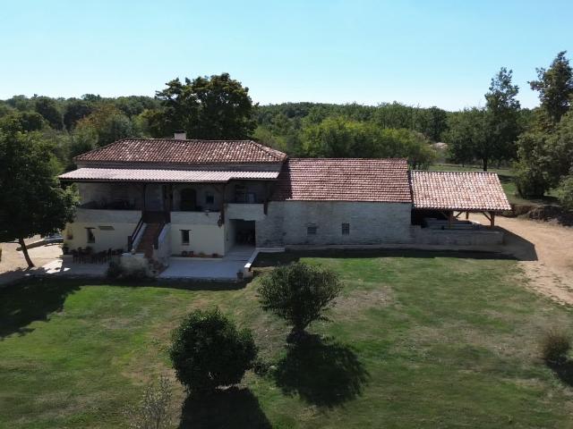 Très belle maison rénovée sur 8h avec terrain de loisir