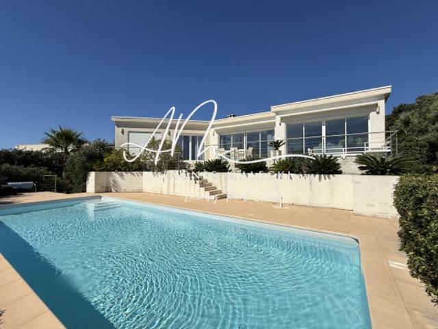 TRES BELLE CONTEMPORAINE AVEC BELLE VUE SUR LA MER DANS PETI