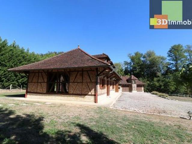 Très belle demeure récente 2010 à vendre de 8 pièces, quartier campagne, au calme, 202m² habitables, dépendances sur 3000m² de terrain clos
