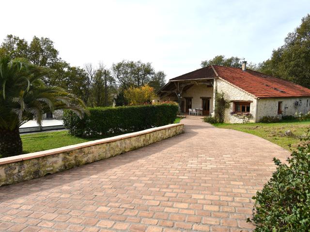 Très belle grange rénovée, piscine et maison d'amis sur 4 ha