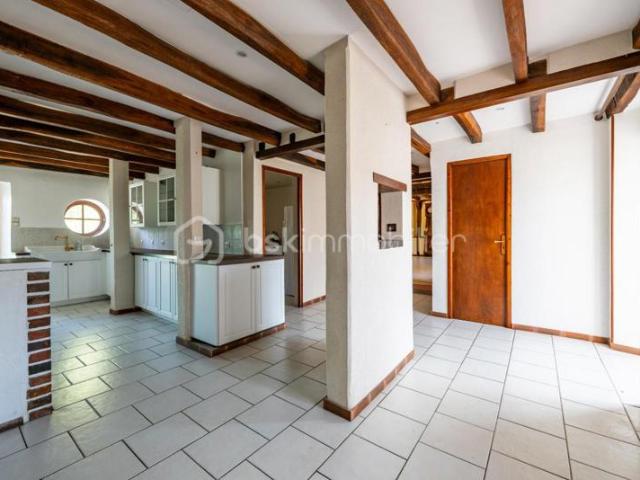 Très belle longère composée de ses 4 chambres et de sa dépendance !