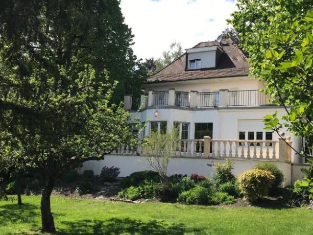 TRES BELLE PROPRIETE 9 PIECES AU PETIT SACONNEX AVEC GRAND JARDIN ET AU CALME
