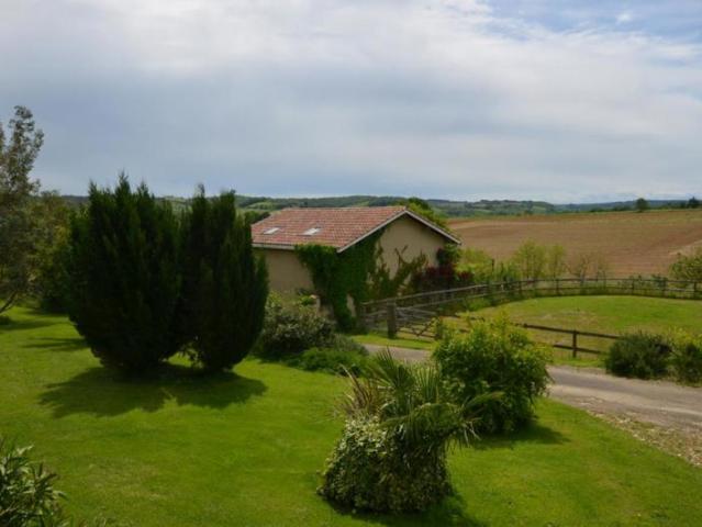 Très belle propriété au calme avec vues magnifiques, 2 maisons fort potentiel gîte et chambre d'hôtes, dépendances et installations équestres sur plus de 4 ha à vendre proche de Montesquiou, Gers