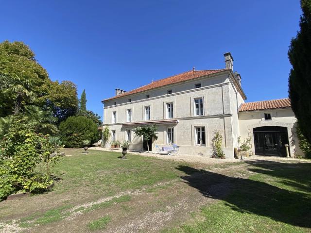 Très belle propriété charentaise à proximité de Cognac et An. 440m² Cognac