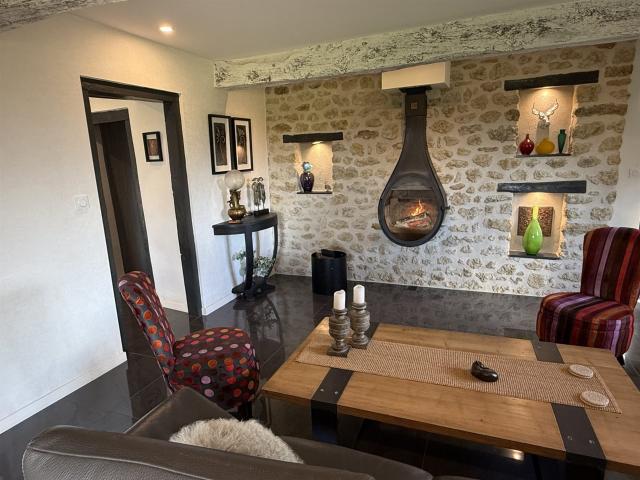 Très belle propriété en campagne, totalement rénovée avec de. 200m² Simorre